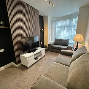 2br Stylish Ormeau Road House Holiday home